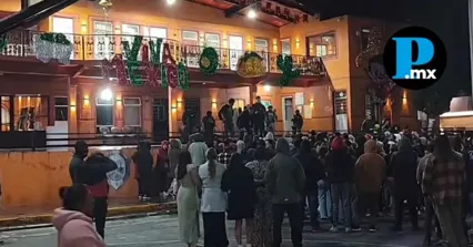 Vecinos y comerciantes del municipio de Esperanza se manifestaron frente al Palacio Municipal para exigir patrullajes y garant&iacute;as de seguridad tras la difusi&oacute;n de amenazas criminales.