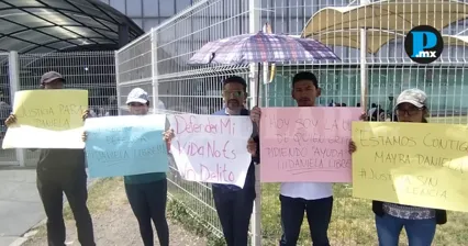 Familiares y allegados de Mayra Daniela se manifestaron en el Centro de Justicia Penal de Puebla para exigir que su caso sea reconocido como leg&iacute;tima defensa.