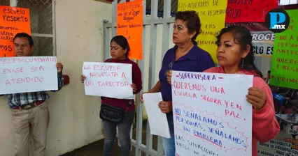 Protesta de padres deja sin clases a telesecundaria de Xaltepuxtla, Tlaola