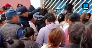 Protesta de padres impide ingreso a primaria Emperador Cuauht&eacute;moc en Tlachichuca