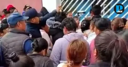 Protesta de padres impide ingreso a primaria Emperador Cuauht&eacute;moc en Tlachichuca