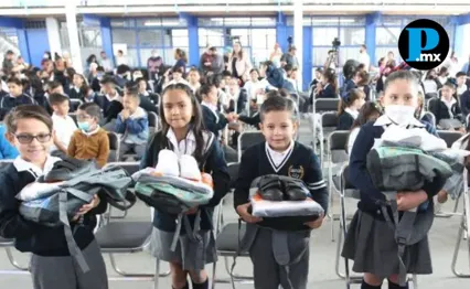 Entrega de uniformes y &uacute;tiles escolares