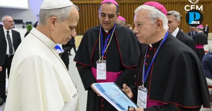Ram&oacute;n Castro Castro, presidente de la Conferencia del Episcopado Mexicano, entreg&oacute; al papa Le&oacute;n XIV el libro Un nombre, mil voces, dedicado a las personas desaparecidas y sus familias.
