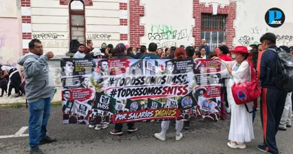  Trabajadores del IMSS en Puebla protestan por salarios, insumos y pensiones