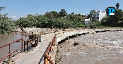 La creciente del r&iacute;o Atoyac arrastr&oacute; basura, ramas y desechos que ocasionaron afectaciones en el Paso de los Gallos, donde vecinos iniciaron labores de limpieza.
