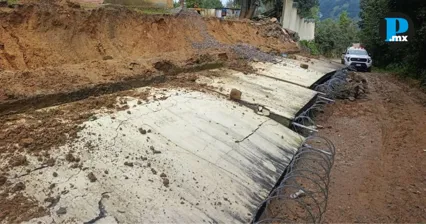 Colapsa barda de telesecundaria en Ajalpan; vecinos acusan falta de apoyo