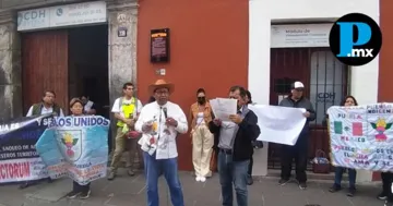 Pobladores de San Miguel Xoxtla y activistas cerraron la calle 5 Poniente frente a las oficinas de la CDH Puebla para denunciar represi&oacute;n policiaca.