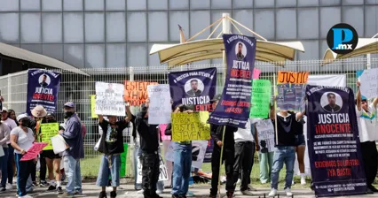 Familiares y amigos de Steven N. y Hugo se manifestaron frente al Centro de Justicia Penal de Puebla para exigir su liberaci&oacute;n.