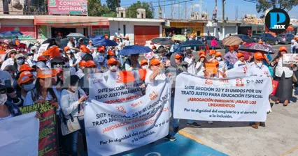Protestan m&aacute;s de 100 docentes contra cambios en Educaci&oacute;n Especial de SEP