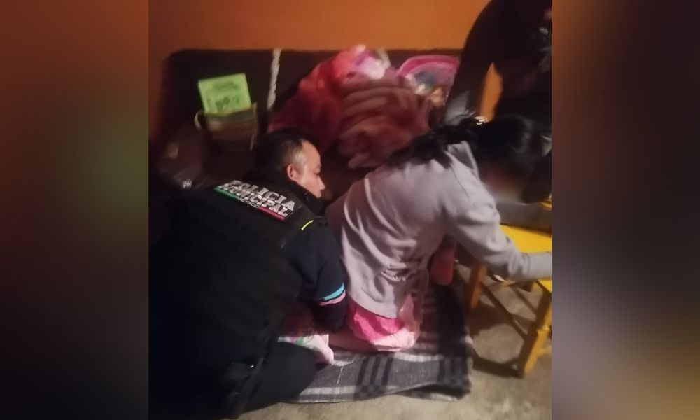 Policía ayuda a mujer a dar a luz en Puebla