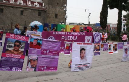 ¡Paga la pensión! Mujeres denuncias en tendedero a deudores alimentarios en Puebla