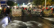 Ciclistas cierran el paso en el Puente de México por fallecimientos viales