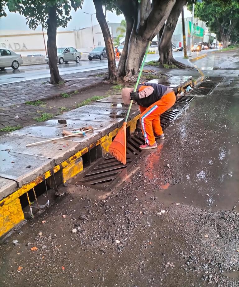 Organismo Operador del Servicio de Limpia (OOSL) trabajaron liberando el cauce de atarjeas en diversos puntos como boulevard 2 de Octubre, atrás de Plaza Dorada