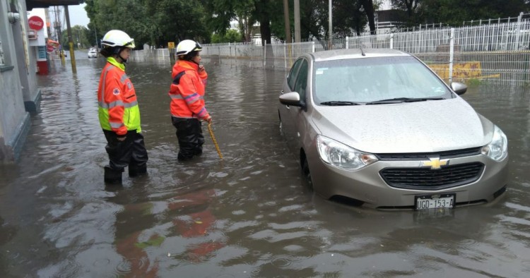 9 colonias inundadas y estragos viales provocó la fuerte lluvia en la capital