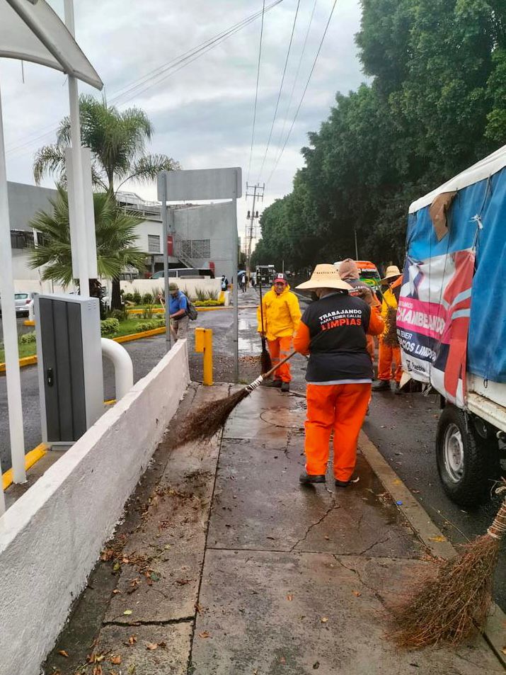 Protección Civil y el Organismo Operador del Servicio de Limpia (OOSL)  trabajaron liberando el cauce de atarjeas en diversos puntos 