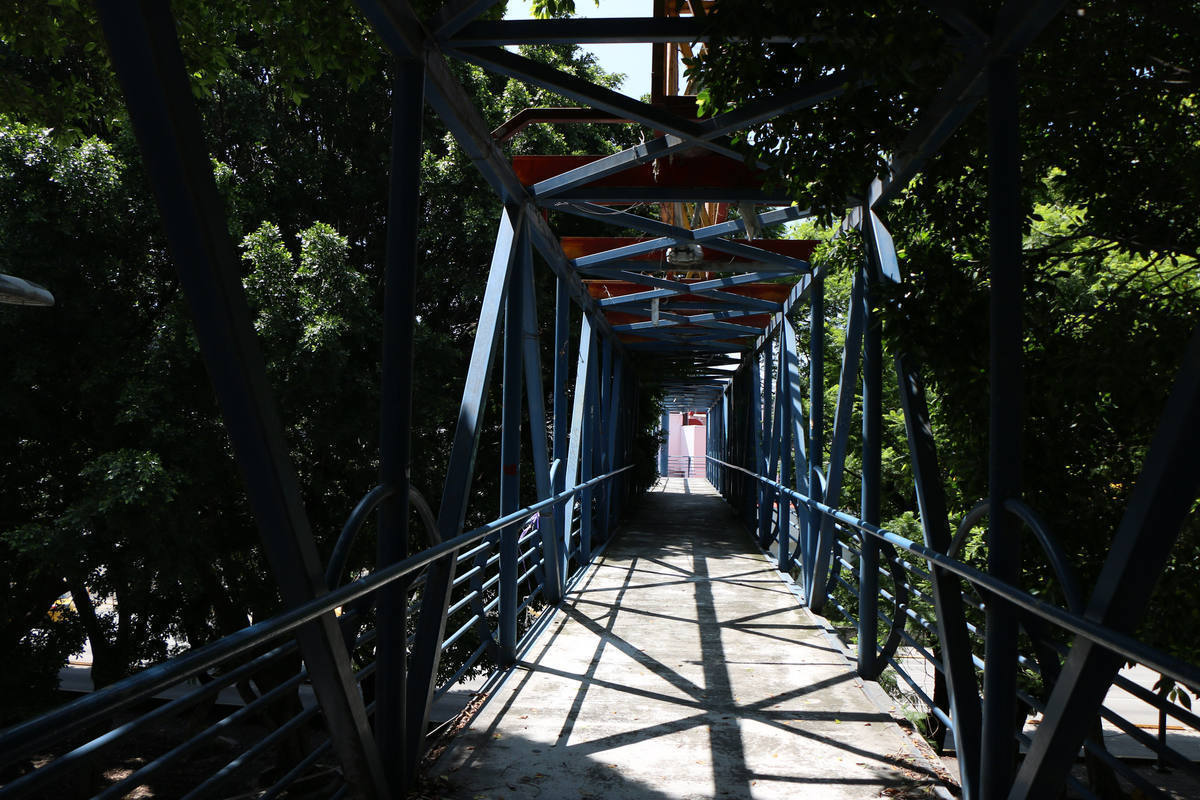 Retirarán el puente peatonal de Plaza Dorada