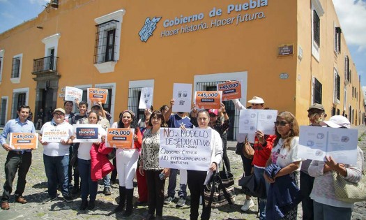 Maestros y padres de familia se enfrentan en manifestación sobre libros de texto gratuito