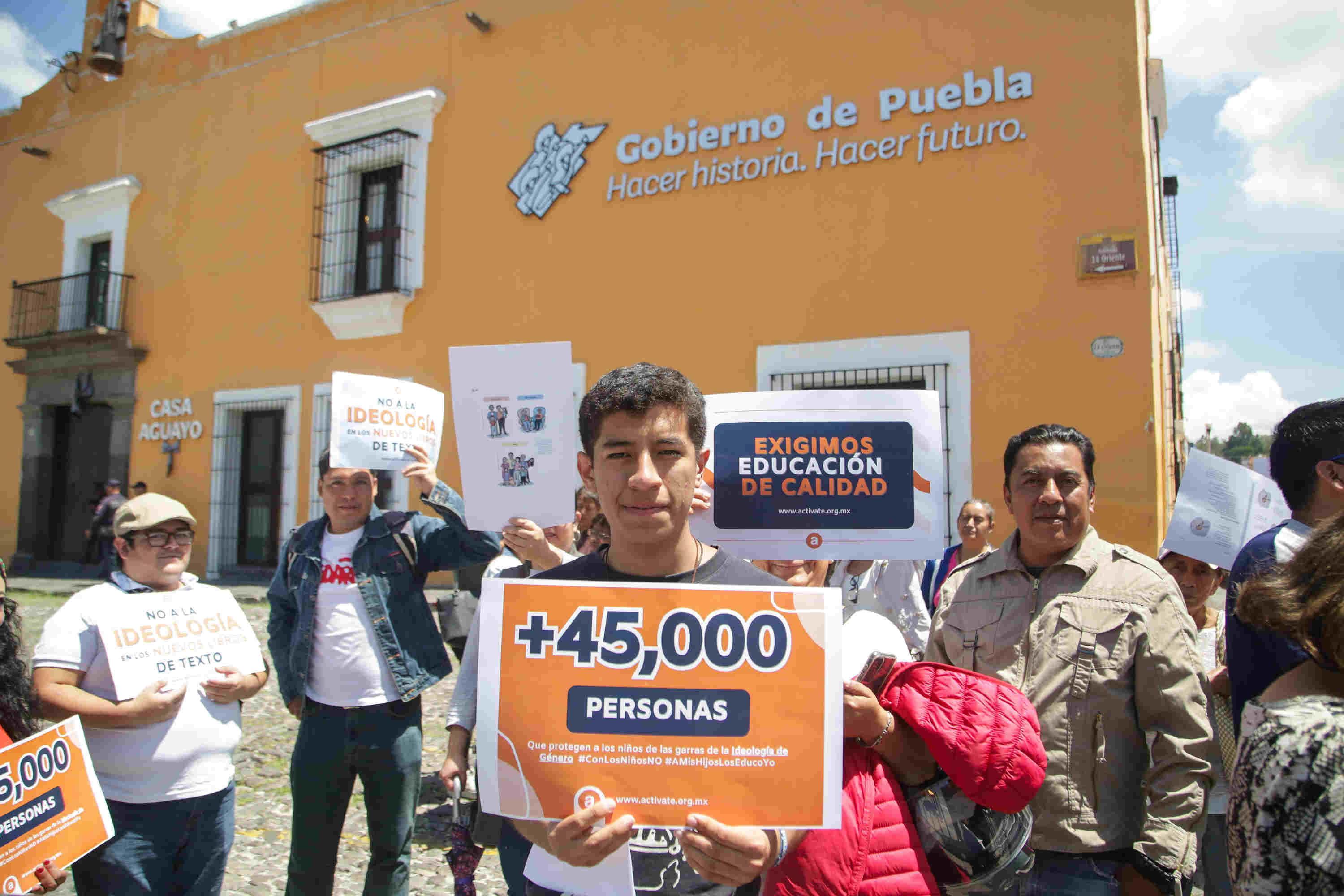 En las afueras de Casa Aguayo, maestros y padres de familia se manifestaron en contra de los libros de texto