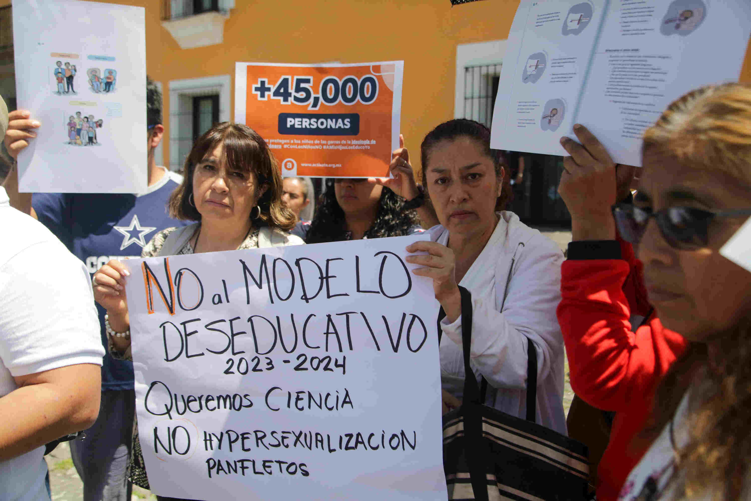 Maestros y padres de familia se manifestaron en contra de los libros de texto