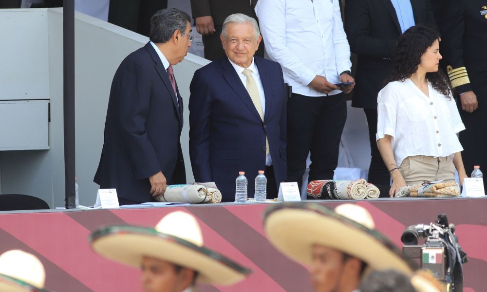 Andres Manuel López Obrador preside el desfile 