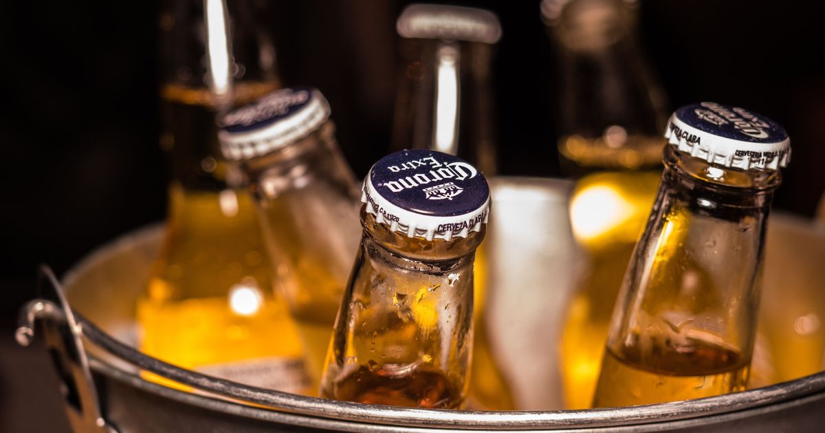  6 años de cárcel para quienes vendan, suministren o distribuyan alcohol sin licencia o que continúen ofreciendo bebidas alcohólicas después de las 2:30 de la mañana. E