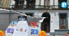 Antiabortistas ponen ofrenda a los no nacidos frente al Congreso de Puebla