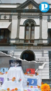 Antiabortistas ponen ofrenda a los no nacidos frente al Congreso de Puebla