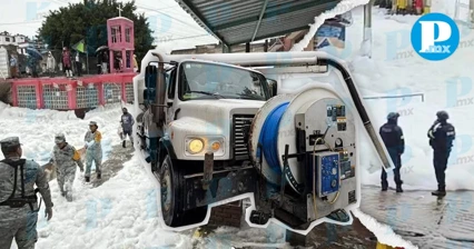 ¡Es peligroso! Vecinos juegan en espuma tóxica de Naucalpan