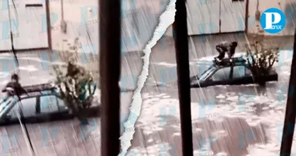 Tras fuertes lluvias pareja queda atrapada sobre su auto en Las Torres