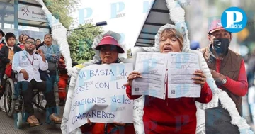 Naranjitas bloquean bulevar Valsequillo; exigen pago de bono atrasado