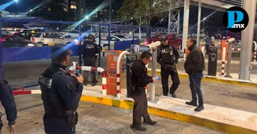 Angelópolis bloquea salidas con vallas y deja autos varados 90 minutos