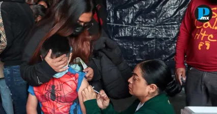 Vacunaci&oacute;n masiva en Mercado Hidalgo por brote de sarampi&oacute;n detectado