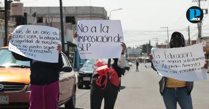 Padres de familia bloquean vialidad por regreso de directora a k&iacute;nder en Puebla