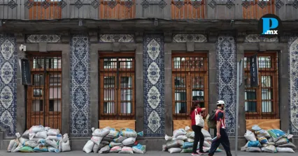 As&iacute; protegen comerciantes de Puebla sus negocios ante las fuertes lluvias