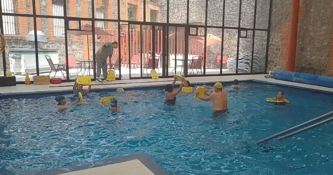 La Casa del Abue, en Puebla, ofrece actividades deportivas como natación para promover el bienestar y la salud de las personas adultas mayores.