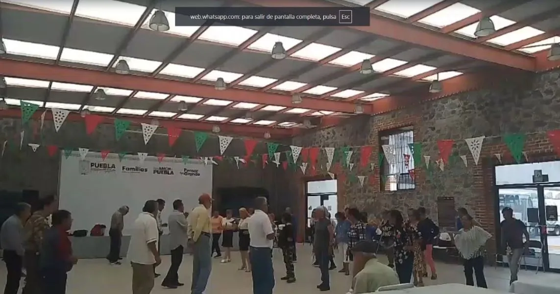 Personas adultas mayores toman parte en una actividad de expresión corporal durante su jornada en la Casa del Abue.