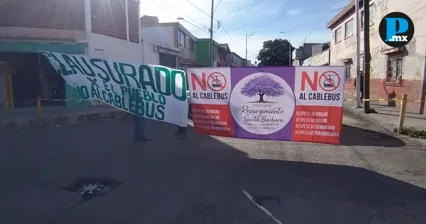Bloquean por cinco horas calle de la colonia Resurgiento por rechazo al Cableb&uacute;s en Puebla