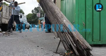 Cuatro colonias del sur de Puebla se quedan sin luz tras ca&iacute;da de un poste