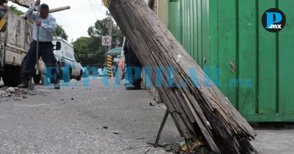 Cuatro colonias del sur de Puebla se quedan sin luz tras ca&iacute;da de un poste