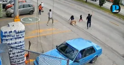 C&aacute;mara capta cuando empleado salva a ni&ntilde;a de ser atropellada en Puebla