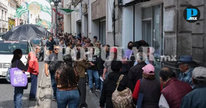 &iquest;Vas al Banco del Bienestar? Reportan largas filas en avenida Reforma en Puebla