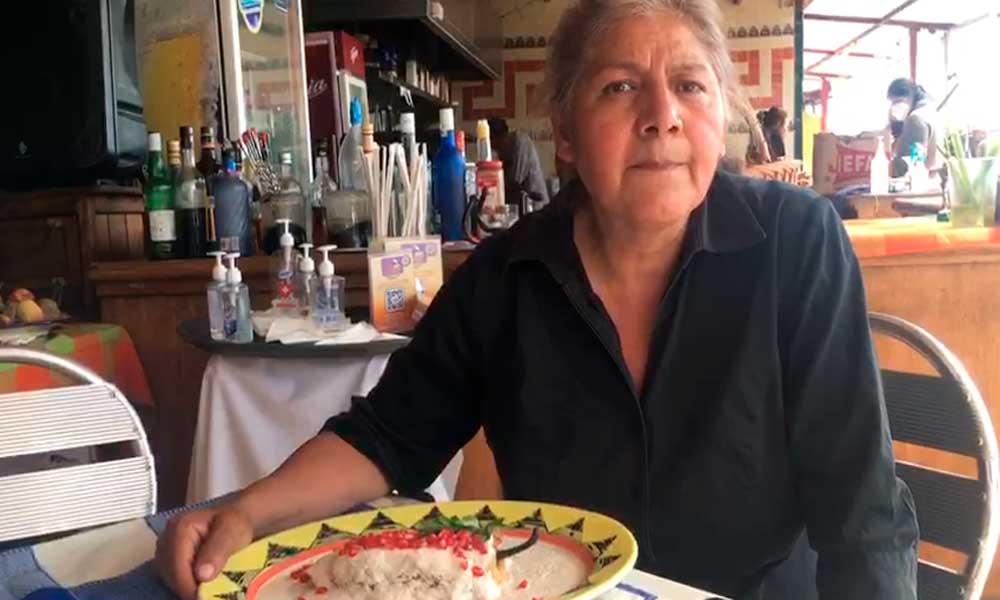 Doña Ana María Sandre muestra el Chile en Nogada