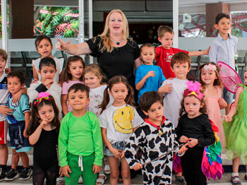 Maja Lehmann y alumnos de kinder después de la obra