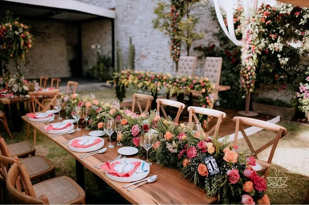Montajes florales, vajilla fina y mobiliario exclusivo son parte del servicio integral que Banevents ofrece en bodas y eventos especiales.