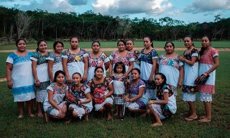 Combatiendo el machismo desde la cancha, conoce a Las Diablitas, el equipo de softbol maya en Tulum