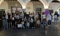 ¡Ni perdón, ni olvido! Feministas exigen justicia exhibiendo a presuntos feminicidas en el Zócalo de Veracruz