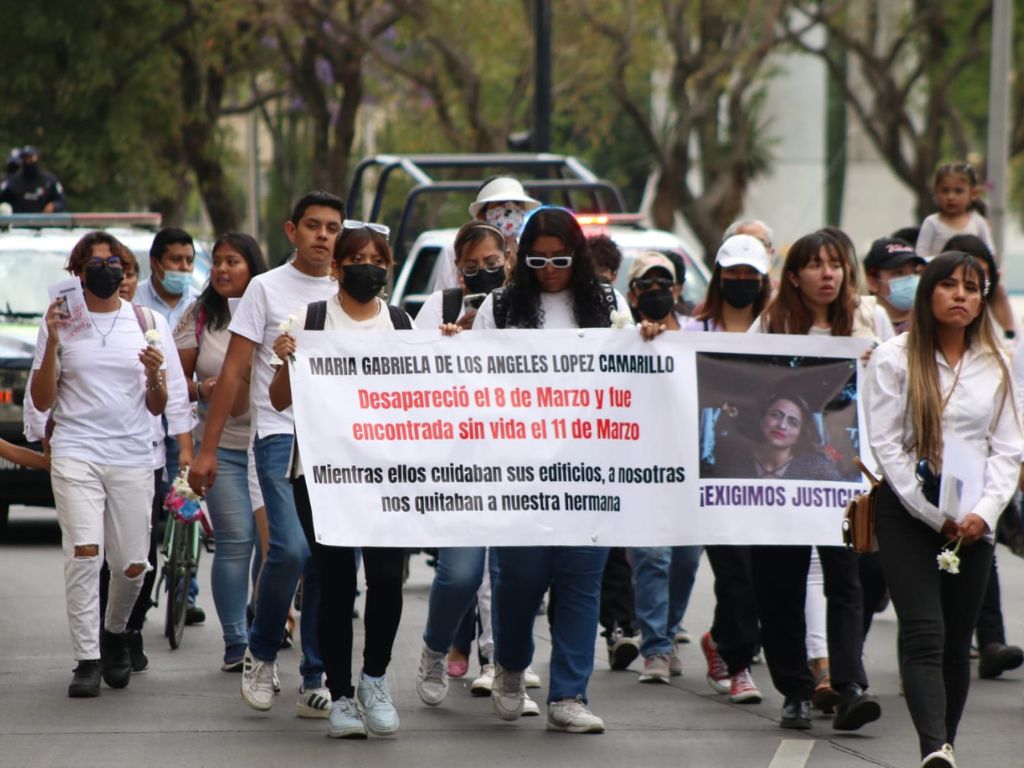 Amigos y familiares de María Gabriela caminan de la Fiscalía a Casa Aguayo para exigir justicia por su feminicidio