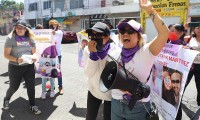 Frente Nacional de Mujeres exhibe a ex trabajador del Ayuntamiento por deudor alimentario