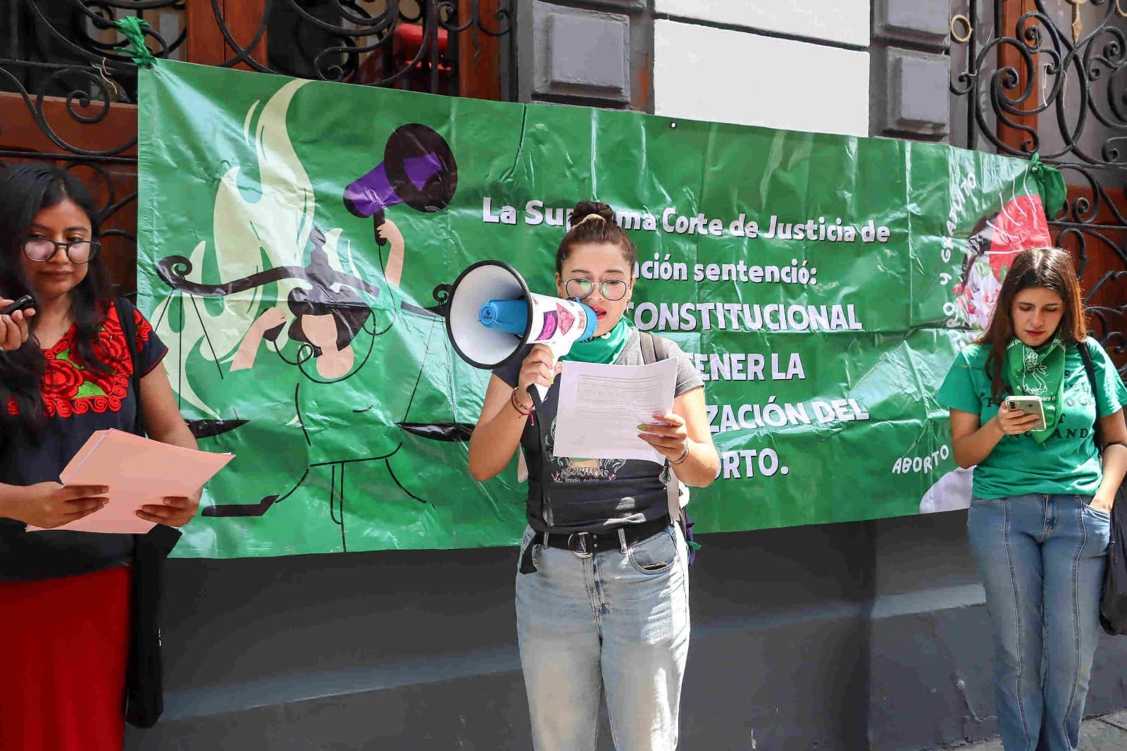 A las afueras del Congreso del Estado pidieron a los diputados comenzar la labor para despenalizar el aborto.