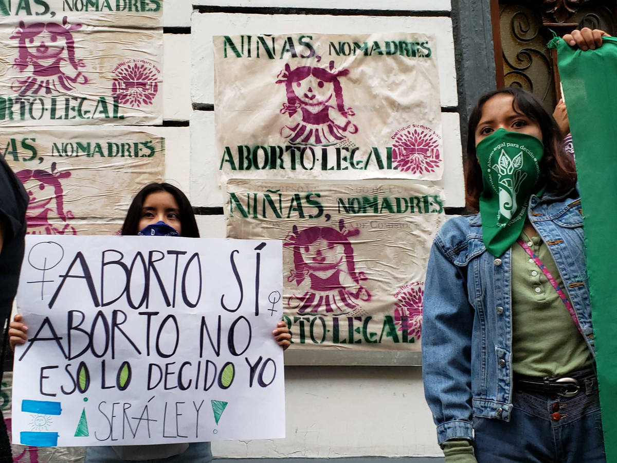 Los legisladores continúan aventándose la bolita al decir que están a favor de la despenalización, pero que no llega por “falta de consensos”.